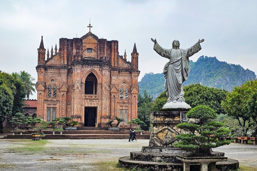 Journey 02: HANOI - SO KIEN MINOR BASILICA  - CHAU SON MONASTERY - PHAT DIEM STONE CATHEDRAL - TON DAO CHURCH